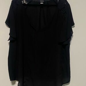 Torrid Lightweight w/lace cutout detailed shoulders Size 3